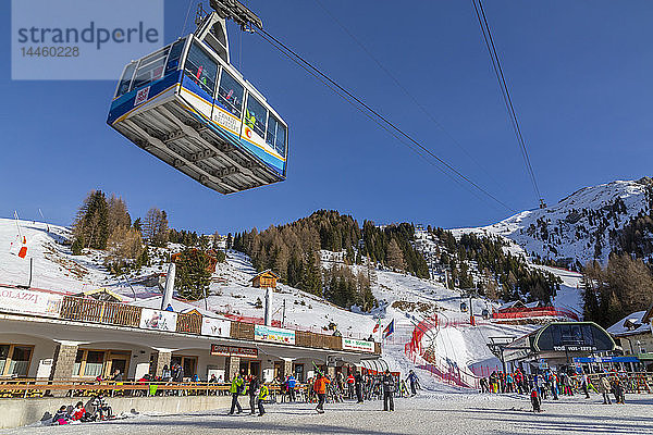 Seilbahn und Skigebiet in Canazei  Trentino-Südtirol  Italien