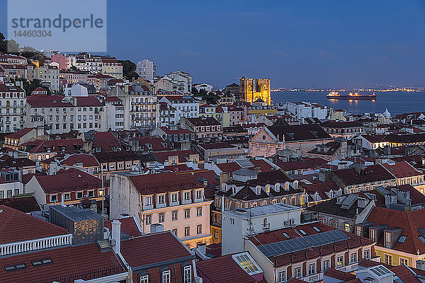 Blick vom Aussichtspunkt Santa Justa über das Stadtzentrum  Lissabon  Portugal