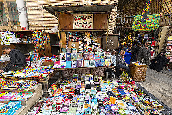 Buchhandlung in der Mutanabbi Street  einer Straße voller Bücherstände  Bagdad  Irak  Naher Osten