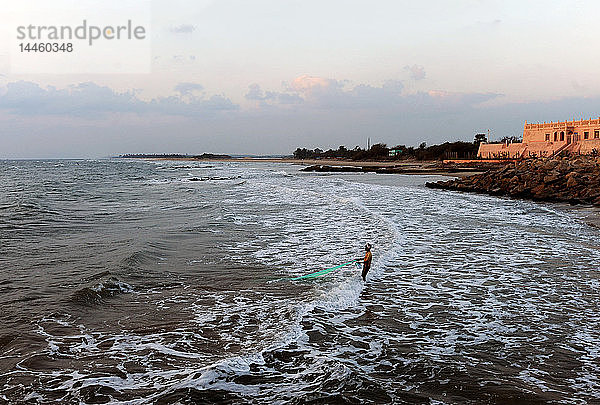 Fischer beim Fischen mit einem Netz am frühen Morgen in den Gewässern des Golfs von Bengalen  Tranquebar  Tamil Nadu  Indien