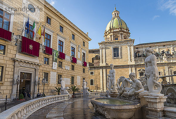 Der Prätorianerbrunnen (Fontana Pretoria) und die Kirche San Giuseppe dei Padri Teatini  Palermo  Sizilien  Italien