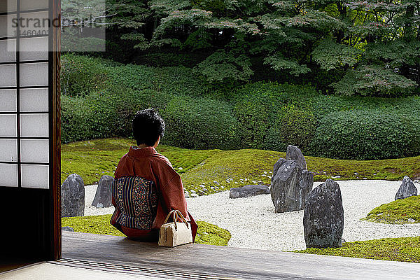 Ruhiger Moment im Komyo-in-Tempelgarten  Kyoto  Japan