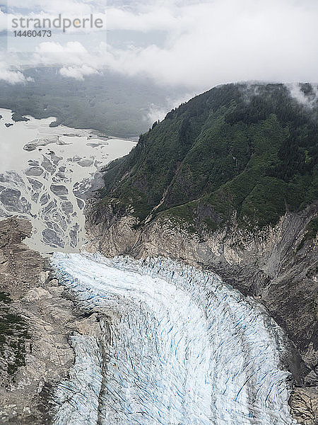 Luftaufnahme des Davidson Glacier  eines Talgletschers in der Chilkat Range bei Haines  Alaska  USA