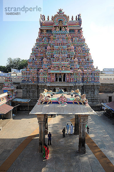 Einer der kunstvollen  geschnitzten und bemalten Gopurams des Brihadisvara Cholan-Tempels aus dem 11. Jahrhundert  Thanjavur  Tamil Nadu  Indien