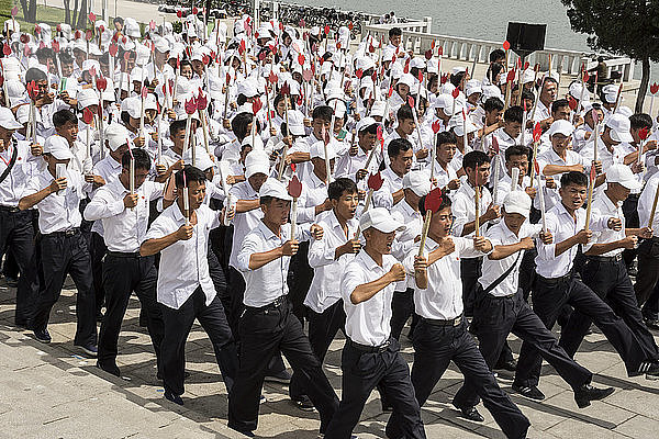 Kim-Il-Sung-Platz  Horden von jungen Leuten  die vor einer großen Parade Marschroutinen proben  Pjöngjang  Nordkorea