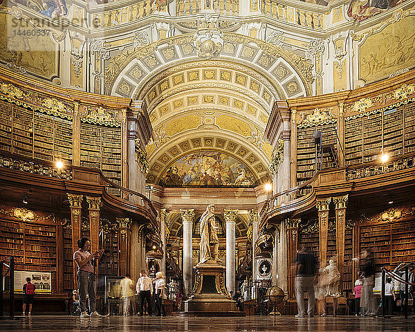 Innenraum der Österreichischen Nationalbibliothek  Wien  Österreich