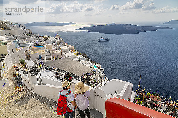 Blick auf die Restaurants von Fira und das Kreuzfahrtschiff  Firostefani  Santorin (Thira)  Kykladen  Griechische Inseln  Griechenland