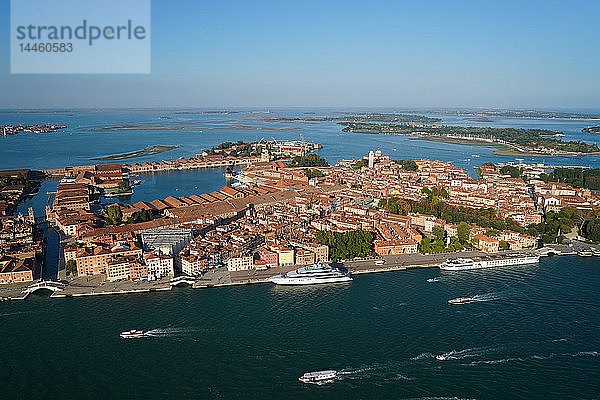 Blick auf das Arsenale von Venedig aus dem Hubschrauber  Lagune von Venedig  UNESCO-Weltkulturerbe  Venetien  Italien