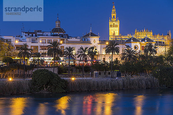 Der Glockenturm Giralda und die Plaza de Toros vom Ufer des Guadalquivir in der Abenddämmerung aus gesehen  Sevilla  Andalusien  Spanien