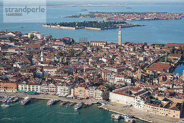Blick auf Venedig aus dem Hubschrauber  Lagune von Venedig  UNESCO-Weltkulturerbe  Venetien  Italien