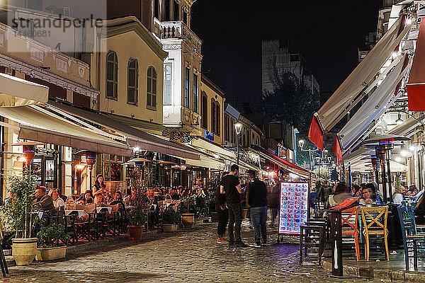 Das Ladadika-Viertel bei Nacht mit Menschenmassen in der Fußgängerzone des für seine Bars und Restaurants bekannten Viertels  Thessaloniki  Griechenland