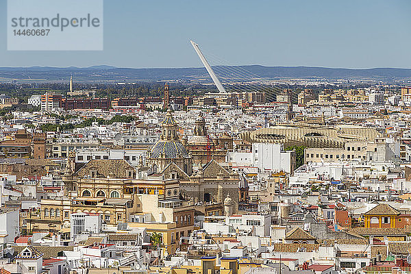 Blick vom Glockenturm Giralda auf die Kirche El Salvador  den Metropol Parasol und die Alamillo-Brücke  Sevilla  Andalusien  Spanien