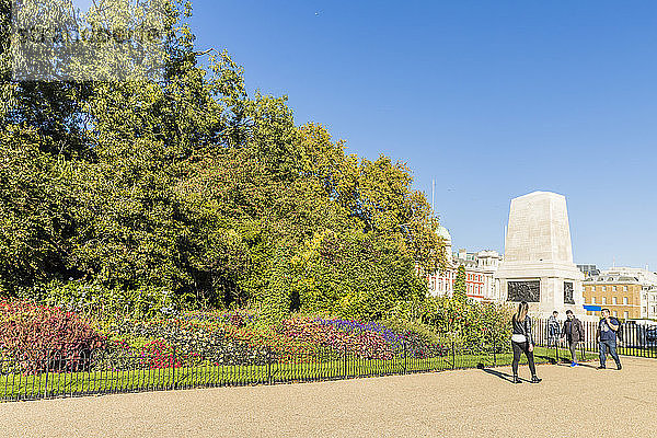 St. James's Park  mit dem Guard's Memorial im Hintergrund  London  England