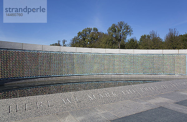 Goldene Sterne auf der Mauer zum Preis der Freiheit  World War II Memorial  Washington D.C.  Vereinigte Staaten von Amerika  Nordamerika