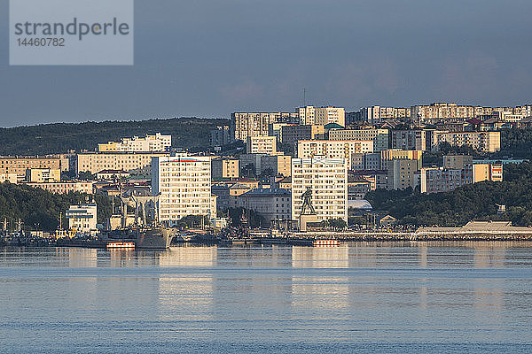 Blick über Murmansk bei Sonnenuntergang  Russland