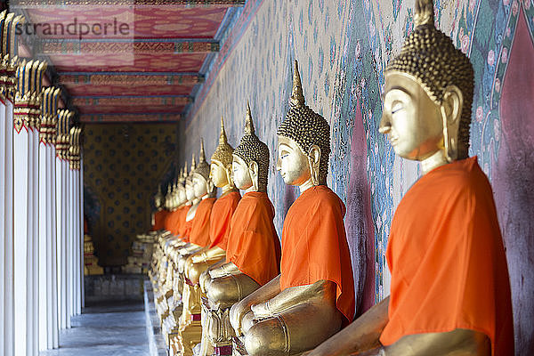 Goldene Buddha-Statuen im Wat Arun (Tempel der Morgenröte)  Bangkok  Thailand  Südostasien