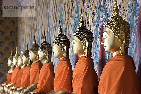 Sitzende Buddha-Statuen in einer Reihe im Wat Pho (Wat Phra Chetuphon) (Tempel des liegenden Buddhas)  Bangkok  Thailand  Südostasien