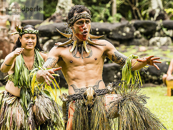 Traditioneller Tanz in zeremonieller Tracht in Hatiheu  Insel Nuku Hiva  Marquesas  Französisch-Polynesien  Südpazifik