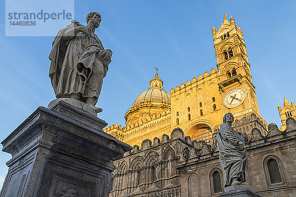 Die Kathedrale von Palermo (UNESCO-Weltkulturerbe) im ersten Sonnenlicht  Palermo  Sizilien  Italien