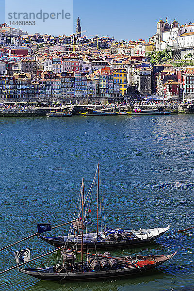 Schiffe  die früher Portwein transportierten  liegen in Vila Nova de Gaia am Fluss Douro vor Anker  mit Ribeira im Hintergrund  Porto  Portugal