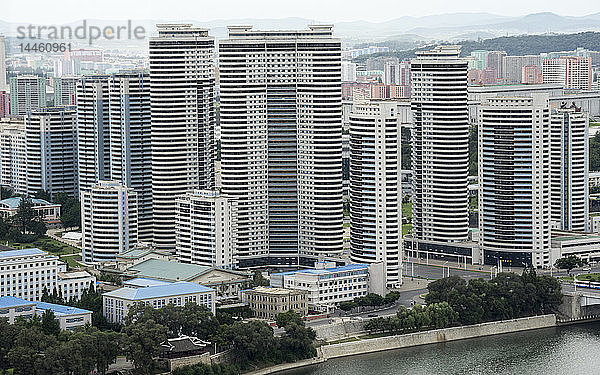 Wohnhochhäuser im Stadtzentrum  gesehen über den Taedong-Fluss vom Juche Tower  Pjöngjang  Nordkorea