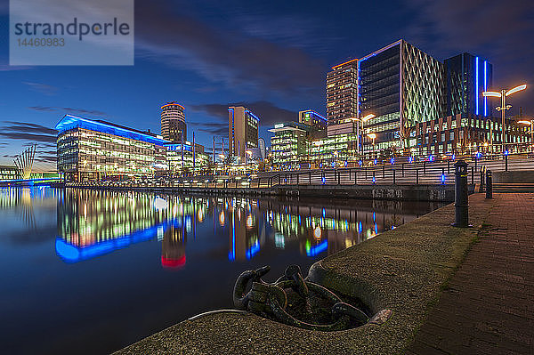 MediaCityUK bei Nacht in Salford Quays  Manchester  England  Vereinigtes Königreich