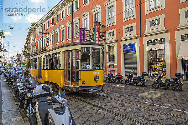 Straßenbahn  die das Museum Poldi Pezzoli in der Via Alessandro Manzoni passiert  Mailand  Lombardei  Italien