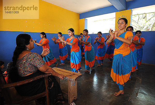 Studenten beim Üben des Kathakali-Tanzes mit ihrem Lehrer  Kalamandalam University for the Performing Arts  Cheruthuruthy  Kerala  Indien