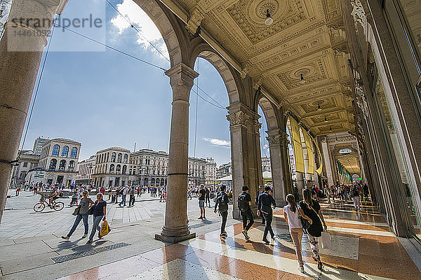 Blick auf die Einkäufer auf der Piazza Del Duomo  Mailand  Lombardei  Italien