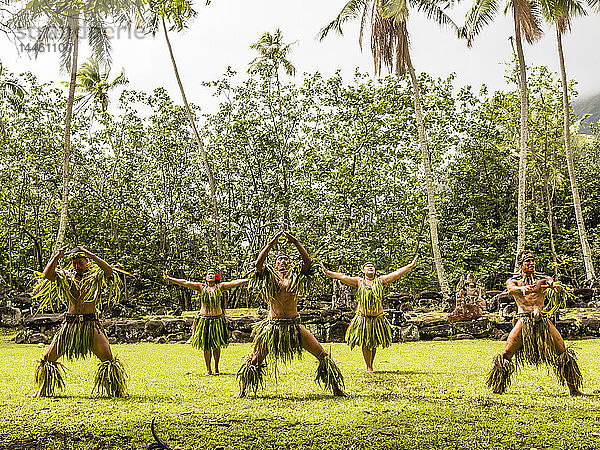 Traditioneller Tanz in zeremonieller Tracht in Hatiheu  Insel Nuku Hiva  Marquesas  Französisch-Polynesien  Südpazifik