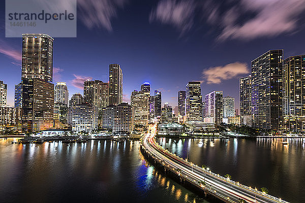 Brücke  die zu Brickell Key und der Skyline von Downtown Miami bei Nacht führt  Florida  Vereinigte Staaten von Amerika