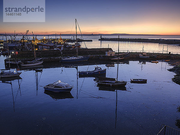 Sonnenaufgang mit Blick auf den Innen- und Außenhafen des Fischereihafens von Newlyn  Cornwall  England  Vereinigtes Königreich