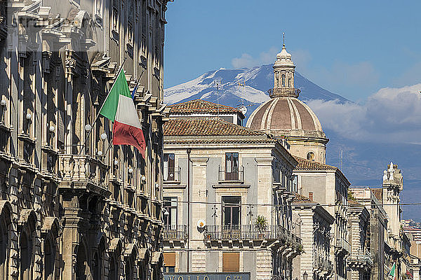 Fassaden der Gebäude in der Via Etnea mit Blick auf den Ätna im Hintergrund  Catania  Sizilien  Italien