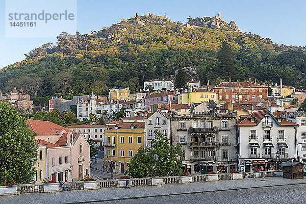 Altstadt von Sintra mit Blick auf die maurische Burg auf den umliegenden Hügeln  Sintra  Portugal