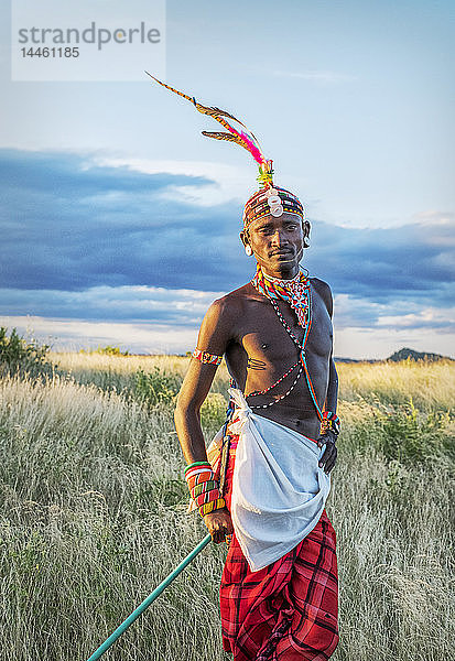 Porträt eines einzelnen Mitglieds des Samburu-Stammes in traditioneller Kleidung  Kenia  Ostafrika