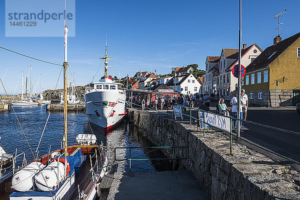 Blick über die Stadt Gudhjem  Bornholm  Dänemark  Skandinavien