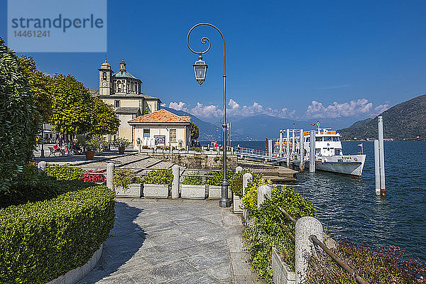 Kreuzfahrtschiff vor Anker in der Nähe des Hafens und der Kirche Santuario della SS Pieta in Cannobio  Lago Maggiore  Piemont  Italienische Seen  Italien