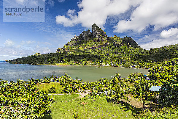 Palmengesäumte innere Lagune von Bora Bora  Gesellschaftsinseln  Französisch-Polynesien  Südpazifik