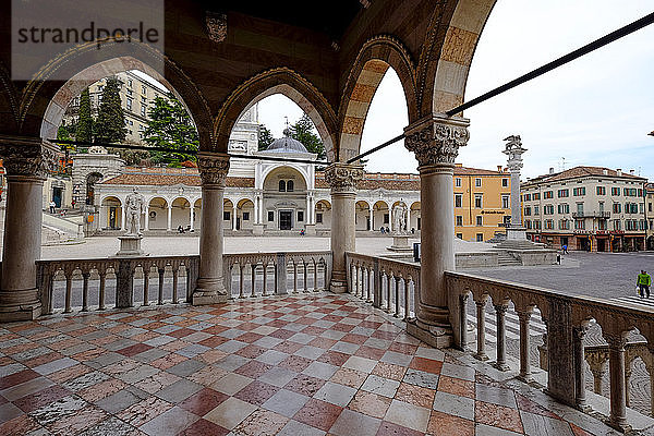 Die Arkaden der Loggia del Lionello und der Loggia di San Giovanni  Piazza della Liberta  Udine  Friaul-Julisch-Venetien  Italien