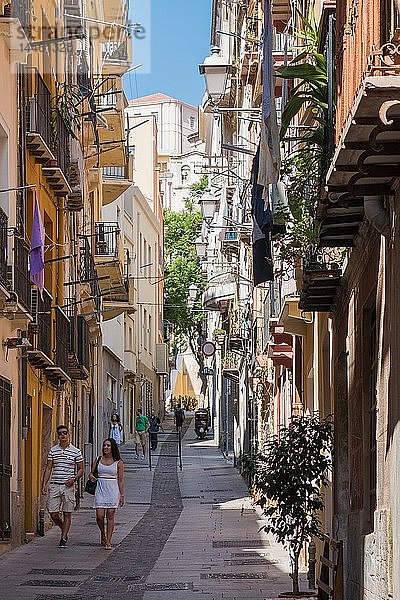 Menschen gehen auf der Straße in Cagliari  Sardinien  Italien