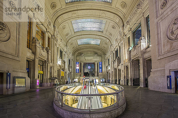 Blick auf das Innere des Mailänder Hauptbahnhofs in der Abenddämmerung  Mailand  Lombardei  Italien