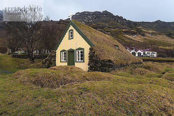 Lutherische Myrdal-Turf-Kirche von Hof  umgeben von Moos  Skaftafell  Island  Polarregionen