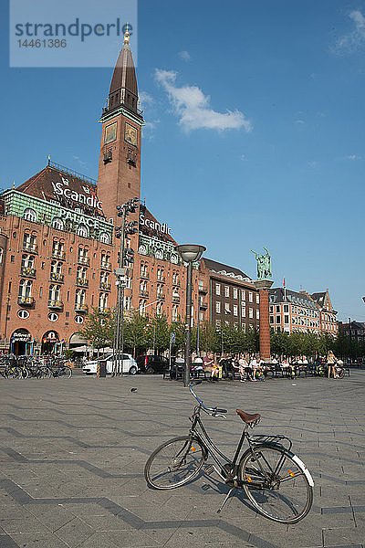 Einsames Fahrrad auf dem Radhuspladsen  Rathausplatz  Kopenhagen  Dänemark  Skandinavien