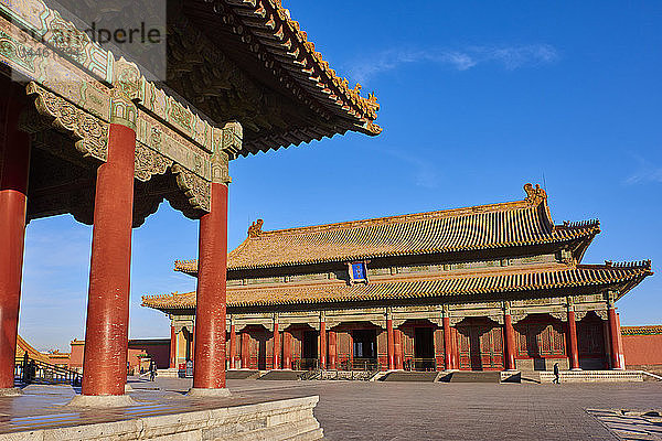 Halle der Bewahrung der Harmonie (im Hintergrund) mit Halle der zentralen Harmonie  Verbotene Stadt  Peking  China  Ostasien