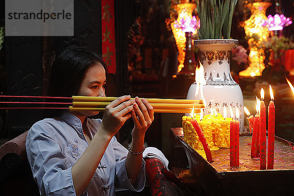 Vietnamesische Frau beim Gebet mit Räucherstäbchen  Die Jadekaiser-Pagode  Ho-Chi-Minh-Stadt (Saigon)  Vietnam  Indochina  Südostasien