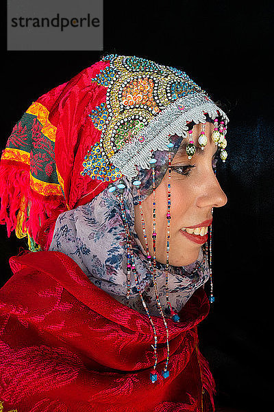 Nahaufnahme eines Seitenporträts einer schönen jungen marokkanischen Frau in traditioneller Berberkleidung  in Chefchaouen  Marokko  Nordafrika