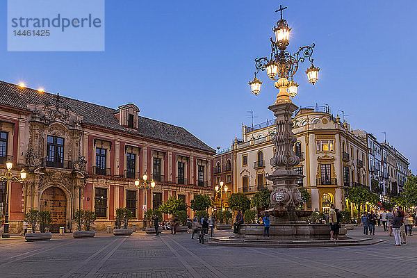 Platz Virgen de los Reyes in der Abenddämmerung  Sevilla  Andalusien  Spanien