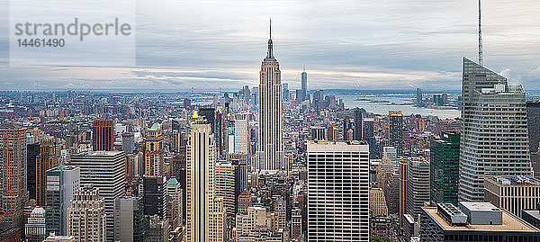 Skyline von Lower Manhattan von Top of The Rock  Empire State Building  New York  Vereinigte Staaten von Amerika  Nordamerika