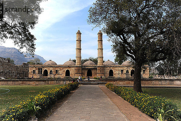 Die Sahar ki Masjid aus dem 16. Jahrhundert  erbaut in der Nähe des königlichen Palastes zur ausschließlichen Nutzung durch die Sultane  Champaner  Gujarat  Indien