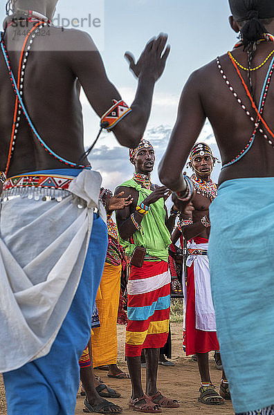 Porträt von Mitgliedern des Samburu-Stammes  die in der Abenddämmerung den traditionellen Hochzeitstanz tanzen  Kenia  Ostafrika